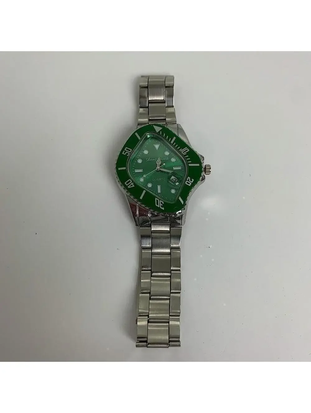 Classy Y2k 2000s vintage style essential minimalist retro stainless steel watch